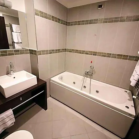 Palace 4* فيرتشيلي
